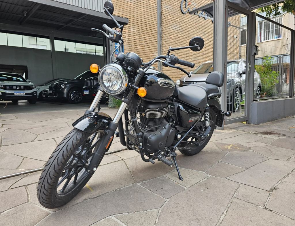 ROYAL ENFIELD METEOR 350 2023, COM APENAS 1.352 KM, CUSTOMIZADA TODA PRETA, IPVA 2025 PAGO