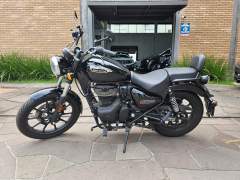ROYAL ENFIELD METEOR 350 2023, COM APENAS 1.352 KM, CUSTOMIZADA TODA PRETA, IPVA 2025 PAGO imagem 2