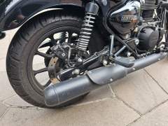 ROYAL ENFIELD METEOR 350 2023, COM APENAS 1.352 KM, CUSTOMIZADA TODA PRETA, IPVA 2025 PAGO imagem 4