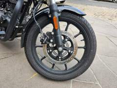 ROYAL ENFIELD METEOR 350 2023, COM APENAS 1.352 KM, CUSTOMIZADA TODA PRETA, IPVA 2025 PAGO imagem 6