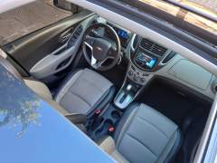 CHEVROLET TRACKER LTZ 1.8 AUTOMÁTICA BANCOS EM COURO PNEUS NOVOS TODA REVISADA ANO 2014 COM APENAS 64.570 KM IPVA 2025 PAGO imagem 14