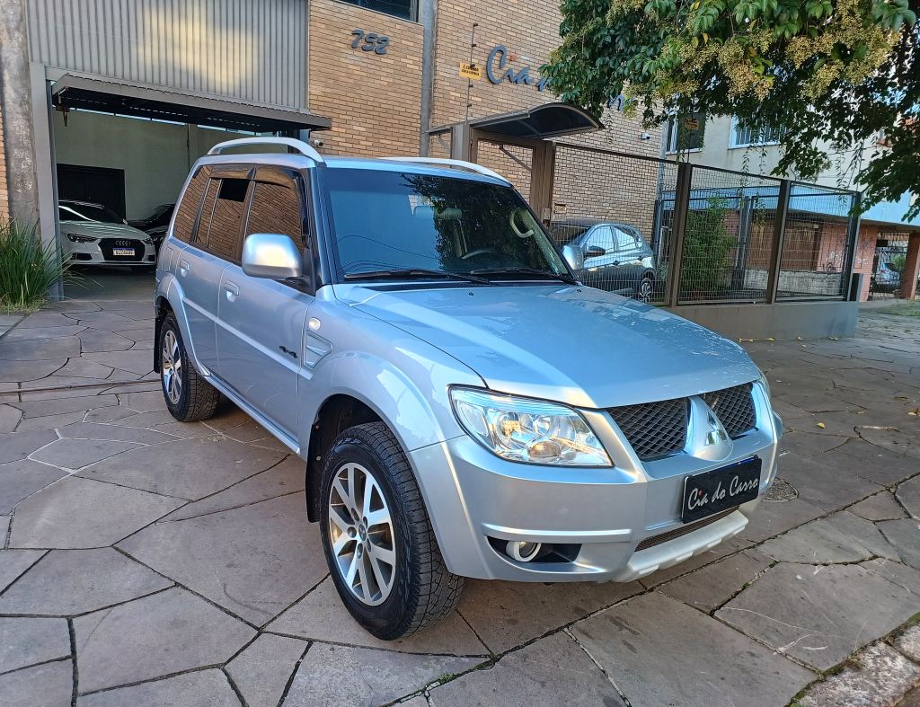 MITSUBISHI PAJERO TR4 2.0 4X4 AUTOMÁTICA BANCOS EM COURO, MULTIMIDIA E CÂMERA DE RÉ, IMPECÁVEL