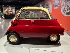 BMW ISETTA 250 1962, ALEMÃ, MOTOR 4 TEMPOS, 100% RESTAURADA, EM PERFEITO ESTADO, PERTENCIA AO MUSEU DE MINI CARROS DO VALE DOS VINHEDOS imagem 2