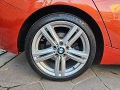 BMW 125i 2014, COM APENAS 77.000 KM, RARA COR FIRE ORANGE imagem 17