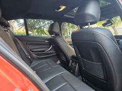 BMW 125i 2014, COM APENAS 77.000 KM, RARA COR FIRE ORANGE imagem 12