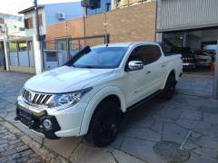 MITSUBISHI L200 TRITON SPORT HPE TOP 2.4 TURBO DIESEL 4X4 CABINE DUPLA BLINDADA PELA 4 BLINDAGEM NÍVEL III - A ANO 2017 COM APENAS 60.000 Km imagem 3