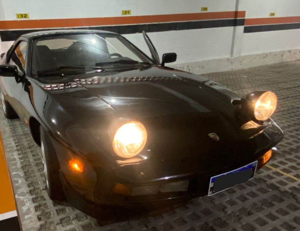 PORSCHE 928 1981, MOTOR V8 COM CÂMBIO AUTOMÁTICO, COM 122.000 MILHAS, PLACAS PRETAS