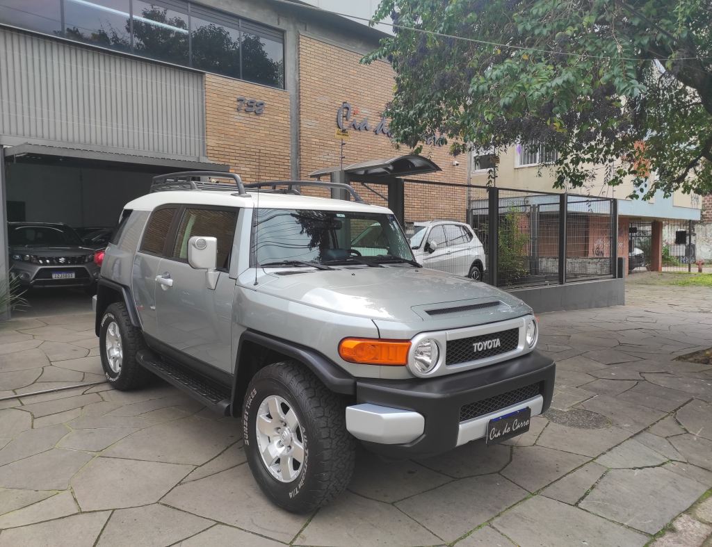 TOYOTA FJ CRUISER AUTOMÁTICA 4.0 V6 VERSÃO 4X4 IMPECÁVEL