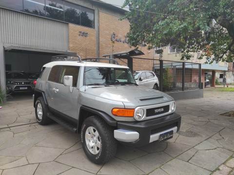 TOYOTA FJ CRUISER AUTOMÁTICA 4.0 V6 VERSÃO 4X4 IMPECÁVEL