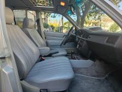 MERCEDES 190 E 1985, COM APENAS 47.000 MILHAS ORIGINAIS, MOTOR 2.3 COM CÂMBIO AUTOMÁTICO imagem 11