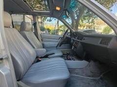 MERCEDES 190 E 1985, COM APENAS 47.000 MILHAS ORIGINAIS, MOTOR 2.3 COM CÂMBIO AUTOMÁTICO imagem 12