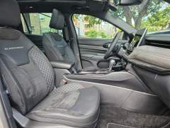 JEEP COMMANDER BLACKHAWK 2.0 TURBO 4X4, 2025, 7 LUGARES, COM APENAS 2.700 KM imagem 12 JEEP COMMANDER BLACKHAWK 2.0 TURBO 4X4, 2025, 7 LUGARES, COM APENAS 2.700 KM imagem 12
