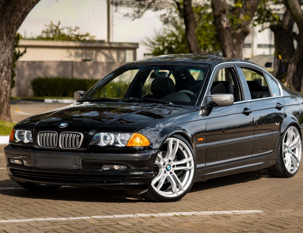 BMW 325i 2001, COMPLETA COM CÂMBIO AUTOMÁTICO E TETO SOLAR