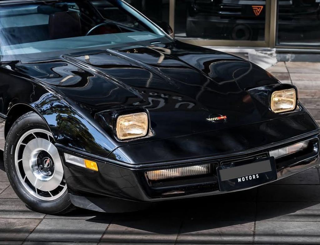 CORVETTE C4 1985, COM APENAS 60.000 KM ORIGINAIS, CÂMBIO MANUAL, PLACAS PRETAS COM O ANO DO CARRO, EM ESTADO IMPECÁVEL