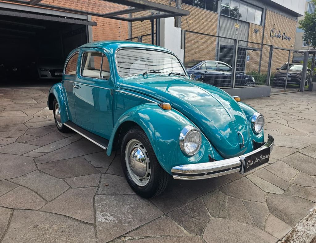 FUSCA 1300 1974 NA RARA COR VERDE MARÍTIMO, COM INTERIOR ORIGINAL NA COR AREIA, CARRO EM PERFEITO ESTADO DE ORIGINALIDADE, COM APENAS 105.000 KM ORIGINAIS