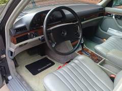 MERCEDES BENZ 280 S 1985, COM 93.000 KM ORIGINAIS, COMPLETA COM TETO SOLAR, ESTADO IMPECÁVEL, TODA ORIGINAL, NUNCA RESTAURADO COM PLACAS PRETAS imagem 4 MERCEDES BENZ 280 S 1985, COM 93.000 KM ORIGINAIS, COMPLETA COM TETO SOLAR, ESTADO IMPECÁVEL, TODA ORIGINAL, NUNCA RESTAURADO COM PLACAS PRETAS imagem 4