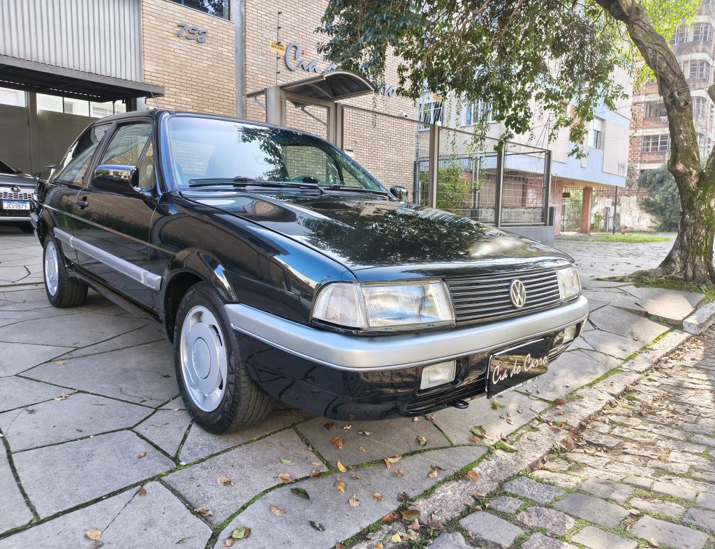 Santana 2000 Sport 1993, placas pretas, com ar condicionado e direção hidráulica, excelente estado