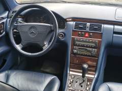 MERCEDES BENZ E 420 4.2 ELEGANCE V8 AUTOMÁTICA ANO 1997 COM APENAS 45.240 Km VEÍCULO DE COLEÇÃO IMPECÁVEL imagem 14